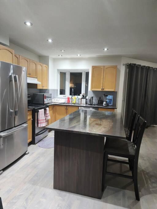 Away From *full House* Apartment Calgary